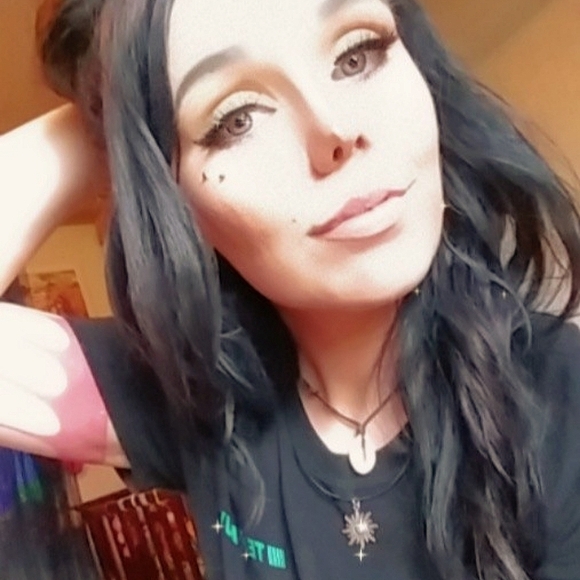 Meet your Posher, Cyn💚!! - Picture 4 of 16